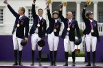 Equipo alemán ganador de la medalla de oro en el concursoo completo de equitación. (Izquierda a derecha) Peter Thomsen, Dirk Schrade, Auffarth Sandra, Michael Jung, e Ingrid Klimke. AP