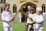 LONDRES.- La reina Isabel II de Inglaterra presenció el relevo de la antorcha olímpica en el castillo de Windsor. Foto: AP.