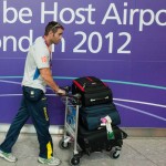 LONDRES.- El canoísta argentino-ecuatoriano César de Cesare en su llegada al aeropuerto londinense (AFP)