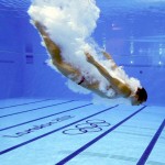 LONDRES. Un saltador se zambulle en la piscina durante un entrenamiento de salto de trampolín previo a la competición olímpica de Londres 2012 en el Centro Acuático del Parque Olímpico. Foto: EFE