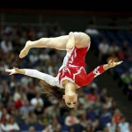 LONDRES. La gimnasta turca Goksu Uctas realiza su ejercicio en la barra de equilibrio en la competición de gimnasia artística de los Juegos Olímpicos en Londres 2012. Foto: EFE