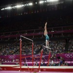 LONDRES. La gimnasta australiana Ashleigh Brennan durante su ejercicio en las barras asimétricas en la competición de gimnasia artística de los Juegos Olímpicos en Londres 2012. Foto: EFE