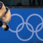 LONDRES. Los chinos Cao Yuan y Zhang Yanquan compiten en la disciplina de salto de plataforma sincronizada de 10 metros, durante los Juegos Olímpicos de Londres 2012. Foto: EFE
