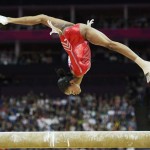 LONDRES. La estadounidense Gabrielle Douglas durante la prueba de barra de equilibrio del campeonato por equipos de gimnasia artística femenina en Londres 2012.Foto: EFE