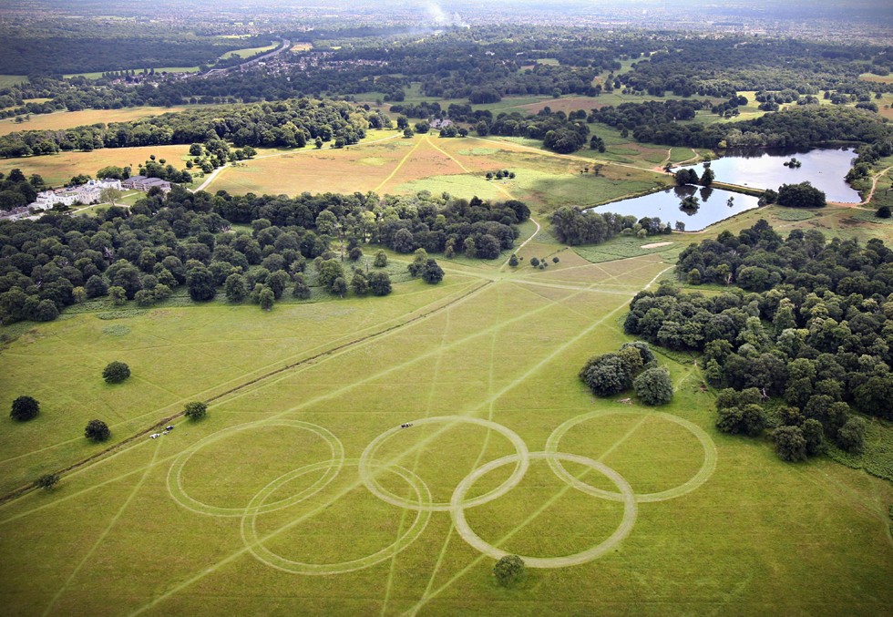 Los anillos olímpicos se dibujaron sobre un campo en Richmond Park. Foto: AP.