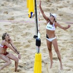 LONDRES. Jennifer Kessy devuelve la pelota durante el partido de voleibol en el estadio de la pista central en el Horse Guards Parade, por los Juegos Olímpicos de Londres 2012. Foto: AFP