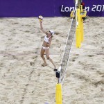 LONDRES. Abril Ross (i) y Jennifer Kessy en un partido de voleibol de playa de los Juegos Olímpicos de Londres 2012. Foto: AP
