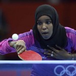 LONDRES. La deportista Yasmin Hassan Farah, de Yibuti, se enfrenta a la brasileña Caroline Kumahara en la primera ronda de la competición individual femenina de tenis de mesa de los Juegos Olímpicos de Londres 2012. Foto: EFE