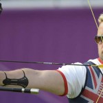 LONDRES. El británico Larry Godfrey compite en la prueba de tiro con arco en los Juegos Olímpicos de Londres. Foto: EFE