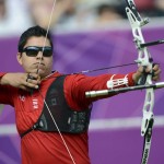LONDRES. El mexicano Juan Rene Serrano compite en la prueba de tiro con arco en los Juegos Olímpicos de Londres. Foto: EFE