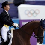 LONDRES. El jinete japonés Toshiyuki Tanaka compite en la doma clásica por equipos en los Juegos Olímpicos de Londres 2012. Foto: EFE