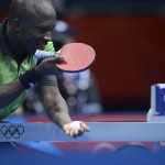 LONDRES. El nigeriano Segun Toriola se enfrenta al canadiense Andre Ho en la competición individual masculina de tenis de mesa de los Juegos Olímpicos de Londres 2012. Foto: EFE