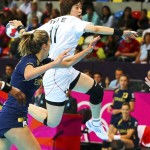 LONDRES. La española Begoña Fernandez Molinos (i) intenta detener a la surcoreana Eun Hee Ryu (d) durante el partido que enfrentó a las dos selecciones femeninas en los Juegos Olímpicos. Foto: EFE