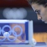 LONDRES. La española Sara Ramírez se enfrenta a la india Ankita Das en la ronda preliminar de la competición individual femenina de tenis de mesa de los Juegos Olímpicos de Londres 2012. Foto: EFE