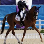 LONDRES. La amazonas estadounidense Karen O'Connor compite con su caballo Mr Medicott en la doma clásica por equipos en los Juegos Olímpicos de Londres 2012. Foto: EFE