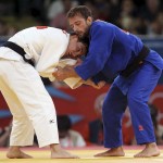 LONDRES. El judoca brasileño Felipe Kitadai (de blanco) se enfrenta al italiano Elio Verde (de azul) durante el combate por la medalla de oro de la categoría de menos de 60 kilos de la competición de judo de los Juegos Olímpicos de Londres 2012. Foto: EFE