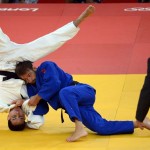 LONDRES. El judoca brasileño Felipe Kitadai (de blanco) se enfrenta al italiano Elio Verde (de azul) durante el combate por la medalla de oro de la categoría de menos de 60 kilos de la competición de judo de los Juegos Olímpicos de Londres 2012. Foto: EFE