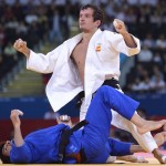 LONDRES. El judoca español Sugoi Uriarte (blanco) se enfrenta al italiano Francesco Faraldo en un combate de la ronda eliminatoria de judo en la categoría masculina de -66 kilos de los Juegos Olímpicos de Londres 2012. Foto: EFE