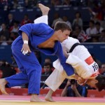 LONDRES. El judoca brasileño Leandro Cunha (blanco) se enfrenta al polaco Pawel Zagrodnik en un combate de la ronda eliminatoria de judo en la categoría masculina de -66 kilos de los Juegos Olímpicos de Londres 2012. Foto: EFE
