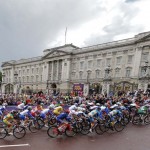 LONDRES. El pelotón pasa junto al Palacio de Buckingham durante prueba de fondo en carretera de ciclismo en ruta femenino durante los Juegos Olímpicos en Londres 2012. Foto: EFE