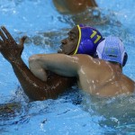 LONDRES. El jugador de la selección española Iván Pérez (i), es agarrado por el kazajo Alexey Shmider, en el partido correspondiente al torneo olímpico de waterpolo en el Centro Acuático de Londres. Foto: EFE