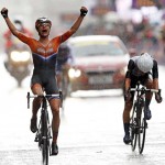 LONDRES. La ciclista holandesa Marianne Vos (i) celebra la victoria en la prueba de fondo en carretera de ciclismo en ruta femenino durante los Juegos Olímpicos en Londres 2012. Foto: EFE