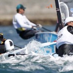 WEYMOUTH. El regatista español Rafa Trujillo (dch) y el brasileño Jorge Zarif (iz) compiten en la primera jornada de la categoría Finn, en la sede olímpica de vela de Londres 2012. Foto: EFE