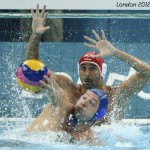 LONDRES. El nadador serbio Slobodan Nikic (delante) intenta controlar el balón ante el portero húngaro, Zoltan Szecsi, durante el partido Hungría-Serbia, del grupo B de la primera fase de la competición de waterpolo de los Juegos Olímpicos de Londres 2012. Foto: EFE