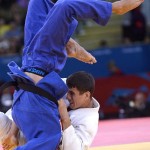 LONDRES. El judoca sudafricano Gideon van Zyl (azul) se enfrenta a Rustam Orujov, de Azerbaiyán, en una de las rondas eliminatorias de judo correspondiente a la categoría masculina de -73 kilos de los Juegos Olímpicos de Londres 2012. Foto: EFE