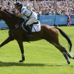 LONDRES. La jinete británica Zara Phillips con su caballo "High Kingdom" participando en el tramo de campo a través que forma parte de la competición ecuestre de tres días del Concurso completo dentro de los JJ.OO de Londres 2012. Foto: EFE