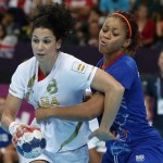 LONDRES. La jugadora de la selección española Verónica Cuadrado (i) intenta superar a la francesa Nina Kamto Njitam durante el partido correspondiente al torneo olímpico de balonmano. Foto: EFE
