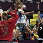LONDRES. La brasileña Alexandra Nascimento (c) tira a puerta ante la oposición de la guardameta montenegrina Sonja Barjaktarovic (i), durante el partido correspondiente al torneo olímpico de balonmano. Foto: EFE