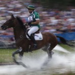 LONDRES. Marcio Jorge Carvalho de Brasil atraviesa un obstáculo de agua con su caballo Josefina en los Juegos Olímpicos. Foto: EFE