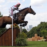 LONDRES. El japonés Takayuki Yumira monta a "Latina" durante la prueba ecuestre de campo traviesa en los Juegos Olímpicos Londres 2012, en el Parque Greenwich. Foto: EFE