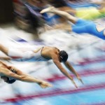 LONDRES. La nadadora lituana Ruta Meilutyte (bañador azul) compite en la final de los 100 metros braza de natación en los Juegos Olímpicos de Londres 2012. Foto: EFE
