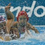 LONDRES. El jugador español Felipe Perrone Rocha (c) pelea por el balón con el croata Niksa Dobud (i) durante el partido de Waterpolo que las selecciones de España y Croacia. Foto: EFE