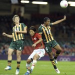 CARDIFF. La jugadora japonesa Kozue Ando (c) lucha por el balón con las sudafricanas Janine van Wyk (i) y Zamandosi Cele (d) durante la fase de grupos de fútbol femenino de los Juegos Olímpicos de Londres 2012. Foto: EFE