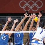 LONDRES. El jugador de Italia Michal Lasko (d) remata ante tres jugadores de Argentina durante el encuentro de voleibol de la fase de grupos de los Juegos Olímpicos de Londres 2012. Foto: EFE