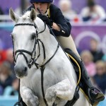 LONDRES. La jinete italiana Vittoria Panizzon monta a su caballo 'Borough Pennyz' durante la final del salto ecuestre dentro del Concurso Completo hípico de Londres 2012, en el parque de Greenwich. Foto: EFE