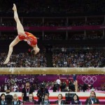LONDRES. La estadounidense Kyla Ross durante la prueba de barra de equilibrio del campeonato por equipos de gimnasia artística femenina en Londres 2012. Foto: EFE