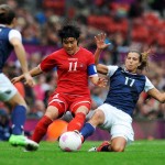 MANCHESTER. La norcoreana Sim Chung Kim (c) es marcada por la estadounidense Tobin Heath (d) durante un partido de fútbol femenino por los Juegos Olímpicos Londres 2012. Foto: EFE