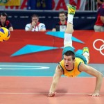 LONDRES. Adam White de Australia en acción ante Reino Unido en el partido de la ronda prelimiar de voleibol de los Juegos Olímpicos Londres 2012. Foto: EFE