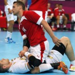 LONDRES. El jugador de Dinamarca Michael Knudsen tras caer sobre el español Julen Aguinagalde, durante el encuentro de balonmano de la fase de grupos de los Juegos Olímpicos. Foto: EFE