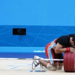 LONDRES. El atleta Deni Deni de Indonesia mientras participa en la prueba de halterofilia, 69 kilos, de los Juegos Olímpicos de 2012. Foto: EFE