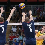 LONDRES. Los jugadores Christopher Lamont (i) y Jason Haldane (c) de Gran Bretaña bloquean a Igor Yudin (d) de Australia en un partido de voleibol de los Juegos Olímpicos de 2012. Foto: EFE