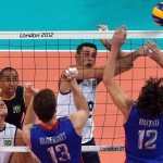 LONDRES. Dante Amaral (2-d) de Brasil enfrenta con sus compañeros a Rusia, durante el partido de la ronda preliminar de Voleibol de los Juegos Olímpicos Londres 2012. Foto: EFE