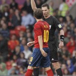 MANCHESTER. El árbitro australiano Benjamin Williams saca tarjeta amarilla al delantero español Juan Mata, durante el partido de primera fase del torneo de fútbol de los Juegos Olímpicos de Londres 2012. Foto: EFE