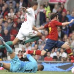 MANCHESTER. El delantero español Juan Mata se lleva el balón ante el defensa marroquí Zouhair Feddal y el portero Mohamed Amsif, durante el partido de primera fase del torneo de fútbol de los Juegos Olímpicos de Londres 2012. Foto: EFE