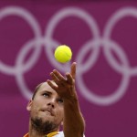 LONDRES. El tenista belga Steve Darcis realiza un saque durante su partido contra Nicolás Almagro en la quinta jornada de tenis de los Juegos Olímpicos de Londres 2012. Foto: EFE