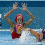 LONDRES. La guardameta de España Laura Ester (detrás) intenta detener el lanzamiento de la jugadora de Estados Unidos Kami Craig, durante el partido de la fase de grupos del torneo olímpico de waterpolo en el Centro Acuático de Londres. Foto: EFE